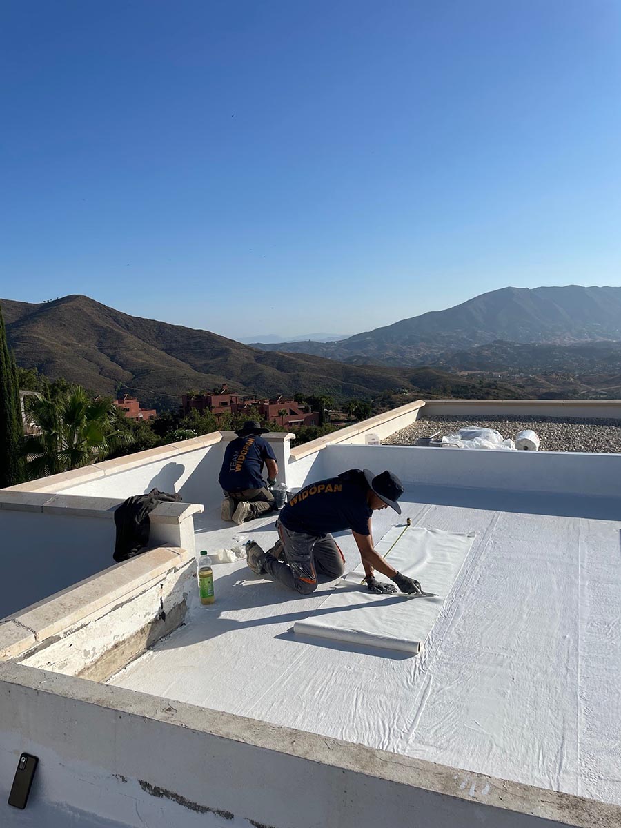 workers widopan a pair of roofers fixing a roof with widopan